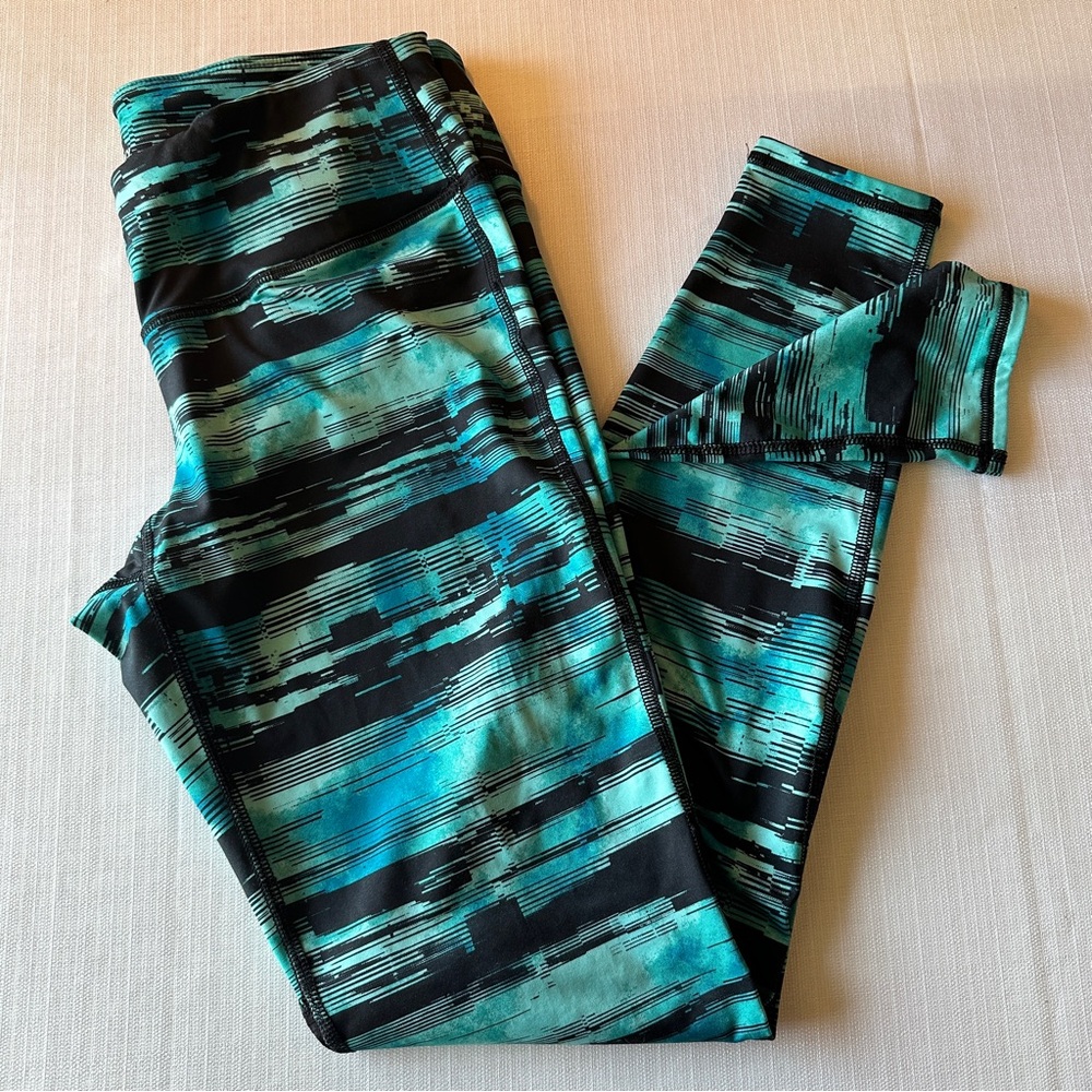 🆕 Old Navy Women’s Teal and Black Patterned Workout Leggings Size Medium